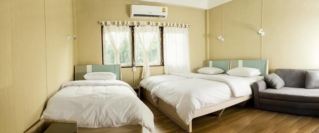 Oyo 743 Sweet Mango Cafe And Hostel Chiang Mai Buitenkant foto