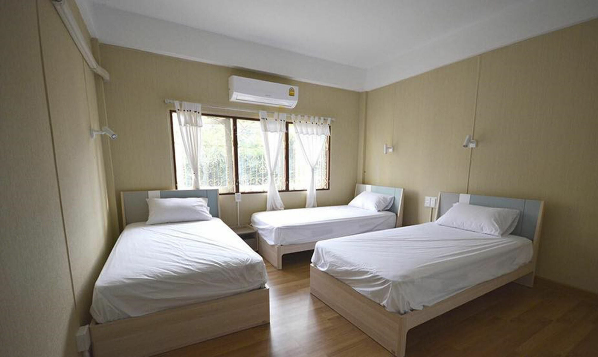 Oyo 743 Sweet Mango Cafe And Hostel Chiang Mai Buitenkant foto